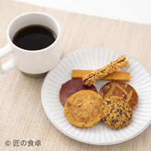 画像をギャラリービューアに読み込む, 【初回出荷日9/12(金)】焼菓子・塩珈琲「青蜂」ドリップバッグ×3個セット【塚田悠也氏(ELEGRANT U)コラボ商品】