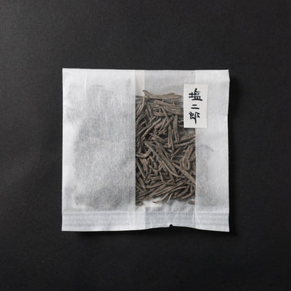 A luxurious set of five items: salted kelp, sesame salted kelp, simmered kelp, black sesame salt, and sansho pepper kelp.